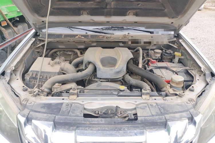 Used Isuzu D-MAX 2015 2.5T 4x4 Manual Base Version 4JK1 Engine Bay