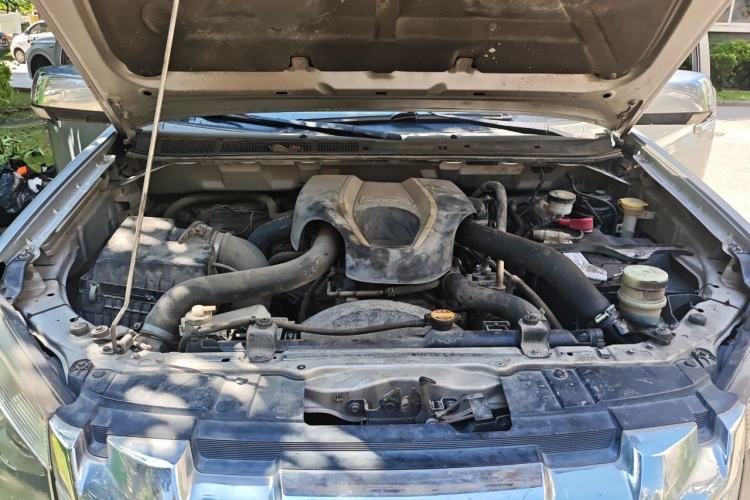 Used Isuzu D-MAX 2015 2.5T Two-Wheel Drive Manual High-Performance Base Version 4JK1 Engine Bay