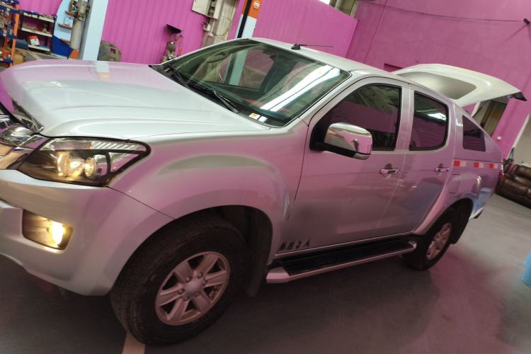 Used Isuzu D-MAX 2015 2.5T Two-Wheel Drive Automatic High-Performance Elite Version 4JK1 Exterior 3