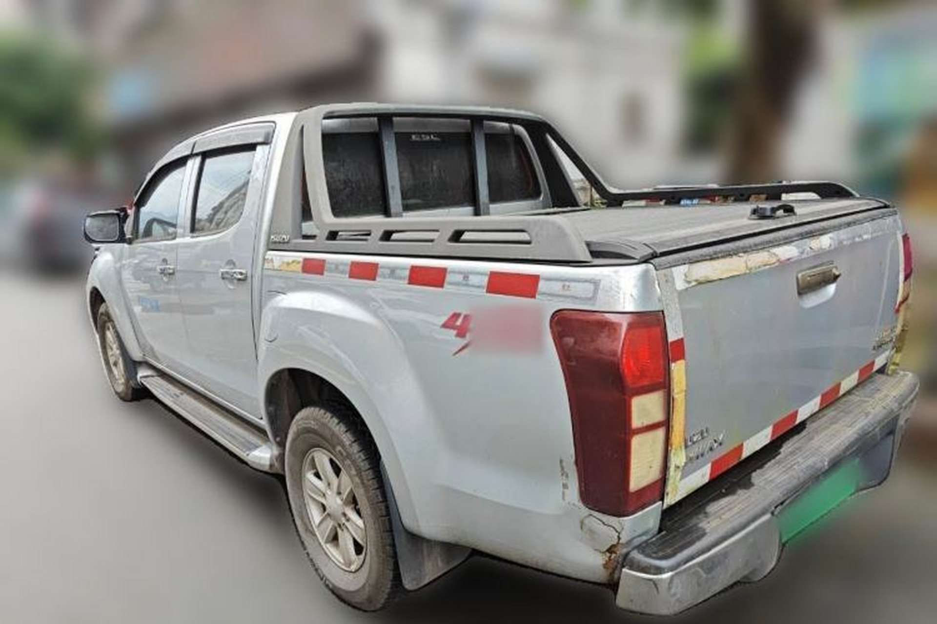 Used Isuzu D-MAX 2015 2.5T Four-Wheel Drive Manual Luxury Version 4JK1 Exterior 3