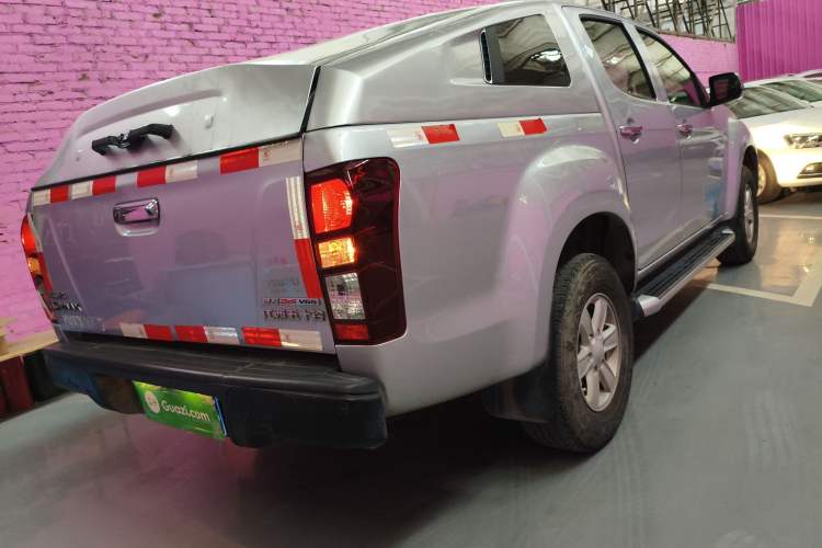 Used Isuzu D-MAX 2015 2.5T Two-Wheel Drive Automatic High-Performance Elite Version 4JK1 Exterior 5