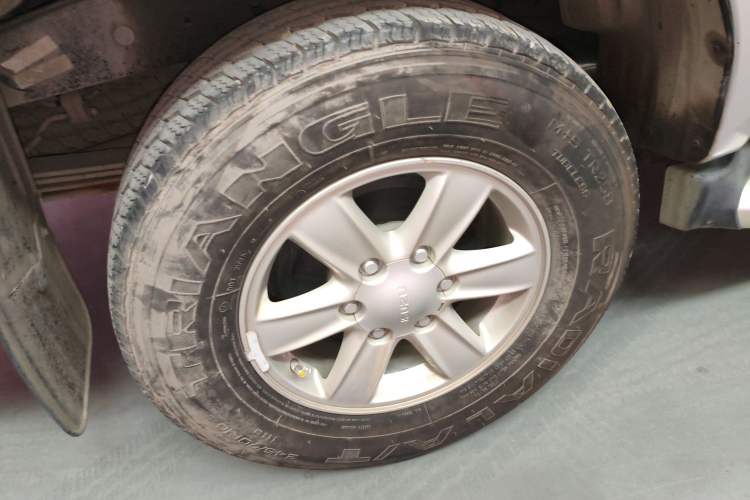 Used Isuzu D-MAX 2015 2.5T Two-Wheel Drive Automatic High-Performance Elite Version 4JK1 Exterior 8