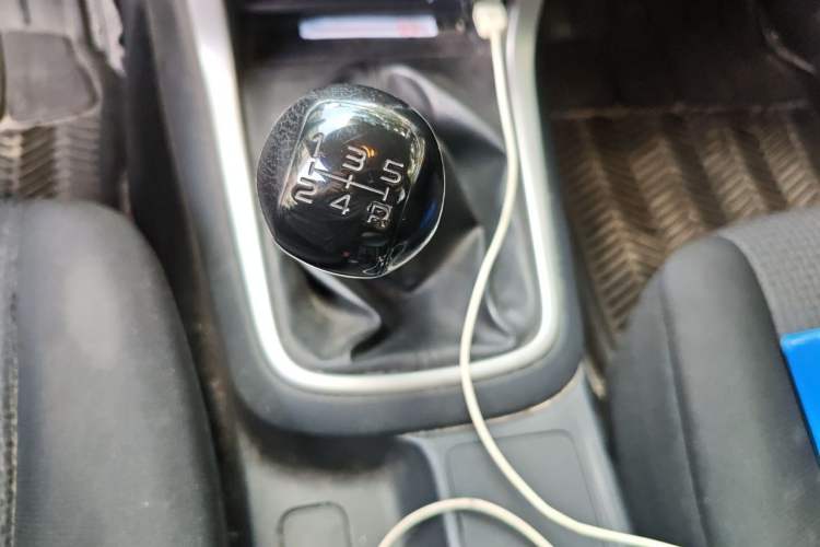 Used Isuzu D-MAX 2015 2.5T Two-Wheel Drive Manual High-Performance Base Version 4JK1 Gear Lever