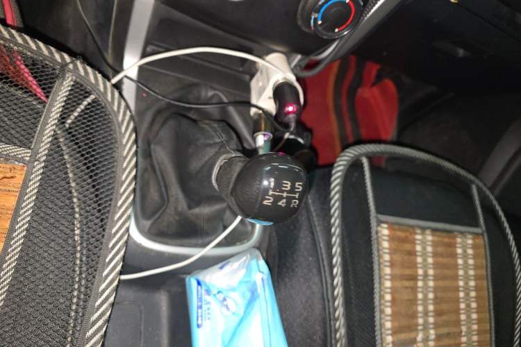 Used Isuzu D-MAX 2015 2.5T Two-Wheel Drive Manual Base Version 4JK1 Gear Lever