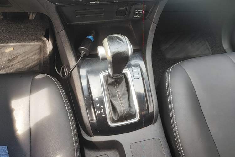 Used Isuzu D-MAX 2015 2.5T Two-Wheel Drive Automatic High-Performance Elite Version 4JK1 Gear Lever