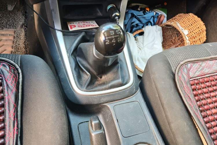 Used Isuzu D-MAX 2015 2.5T Two-Wheel Drive Manual High-Performance Base Version 4JK1 Gear Lever