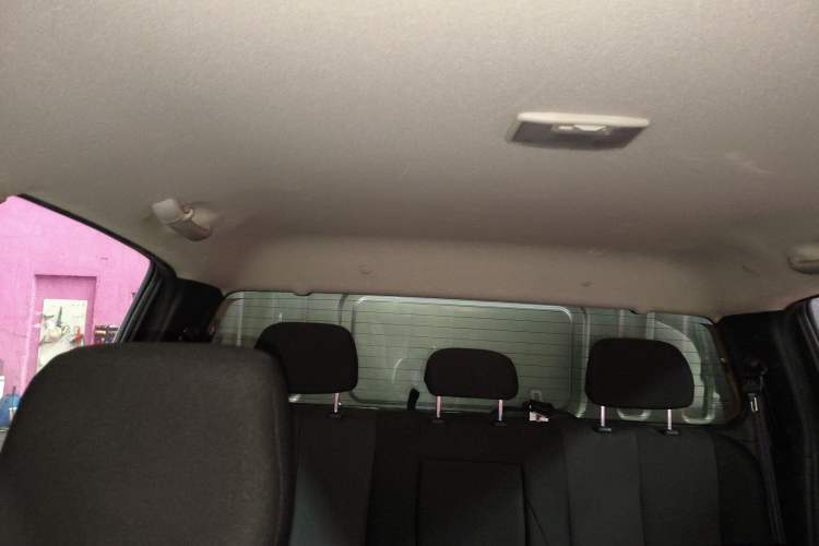 Used Isuzu D-MAX 2015 2.5T Two-Wheel Drive Automatic High-Performance Elite Version 4JK1 Headliner