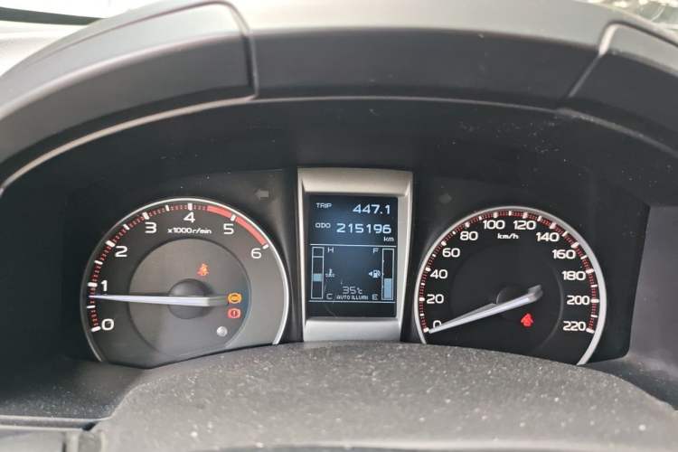 Used Isuzu D-MAX 2015 2.5T Two-Wheel Drive Manual High-Performance Base Version 4JK1 Instrument Cluster