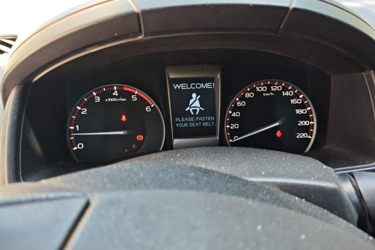 Used Isuzu D-MAX 2015 2.5T Two-Wheel Drive Manual High-Performance Base Version 4JK1 Instrument Cluster