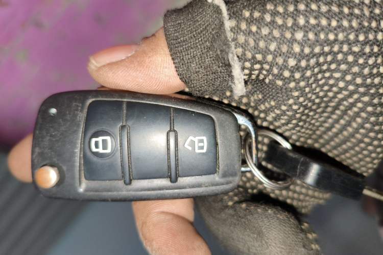 Used Isuzu D-MAX 2015 2.5T Two-Wheel Drive Automatic High-Performance Elite Version 4JK1 Interior 1