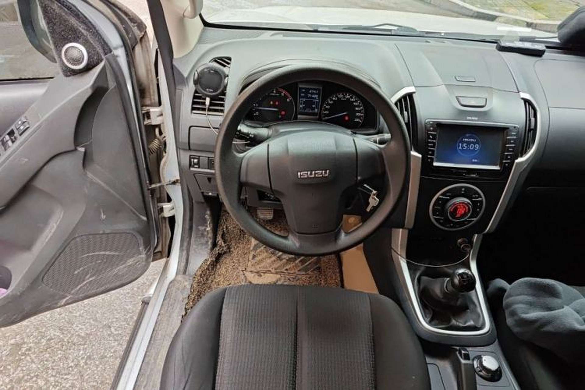 Used Isuzu D-MAX 2015 2.5T Four-Wheel Drive Manual Luxury Version 4JK1 Interior 1