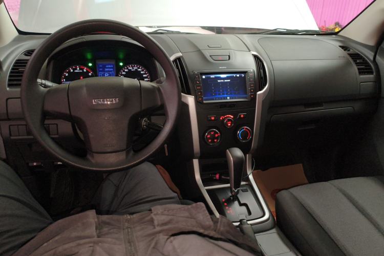 Used Isuzu D-MAX 2015 2.5T Two-Wheel Drive Automatic High-Performance Elite Version 4JK1 Interior 2