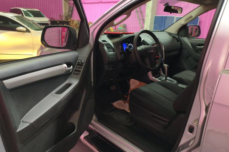 Used Isuzu D-MAX 2015 2.5T Two-Wheel Drive Automatic High-Performance Elite Version 4JK1 Interior 3
