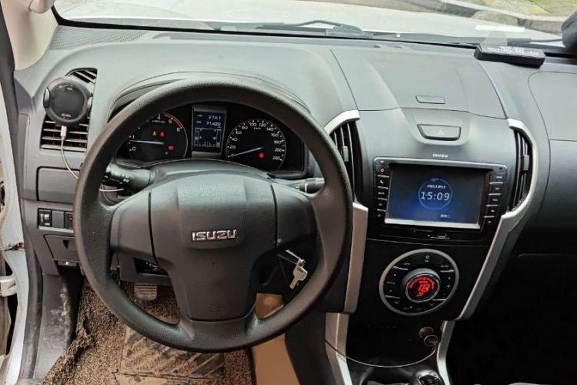 Used Isuzu D-MAX 2015 2.5T Four-Wheel Drive Manual Luxury Version 4JK1 Interior 3
