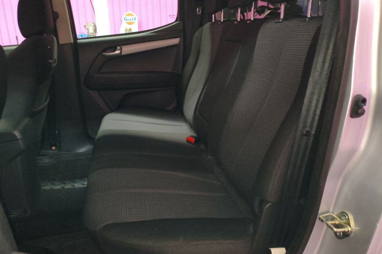 Used Isuzu D-MAX 2015 2.5T Two-Wheel Drive Automatic High-Performance Elite Version 4JK1 Interior 4