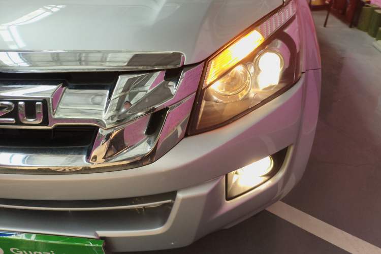 Used Isuzu D-MAX 2015 2.5T Two-Wheel Drive Automatic High-Performance Elite Version 4JK1 Left Front Headlight