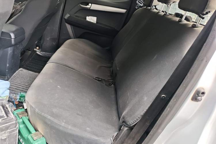 Used Isuzu D-MAX 2015 2.5T Two-Wheel Drive Manual High-Performance Base Version 4JK1 Left Rear Seat