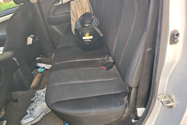 Used Isuzu D-MAX 2015 2.5T Two-Wheel Drive Manual High-Performance Base Version 4JK1 Left Rear Seat
