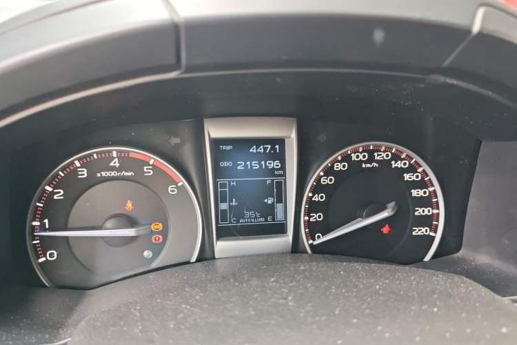 Used Isuzu D-MAX 2015 2.5T Two-Wheel Drive Manual High-Performance Base Version 4JK1 Odometer Close Up