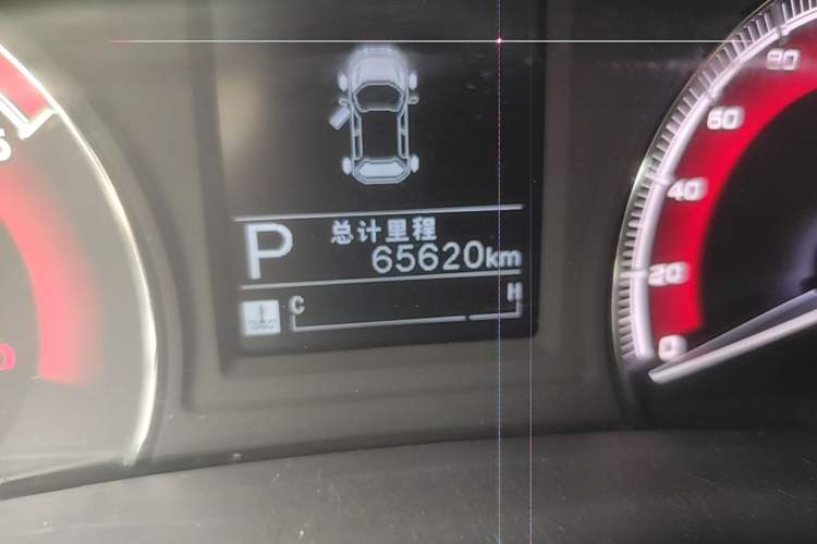 Used Isuzu D-MAX 2015 2.5T Two-Wheel Drive Automatic High-Performance Elite Version 4JK1 Odometer Close Up