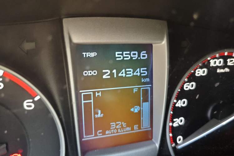 Used Isuzu D-MAX 2015 2.5T Two-Wheel Drive Manual High-Performance Base Version 4JK1 Odometer Close Up