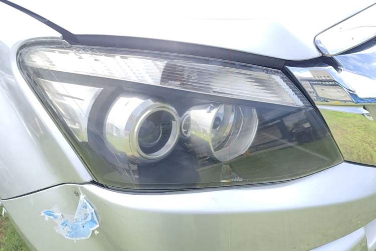 Used Isuzu D-MAX 2015 2.5T Two-Wheel Drive Automatic High-Performance Elite Version 4JK1 Right Front Headlight