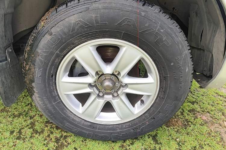 Used Isuzu D-MAX 2015 2.5T Two-Wheel Drive Automatic High-Performance Elite Version 4JK1 Right Front Wheel Hub
