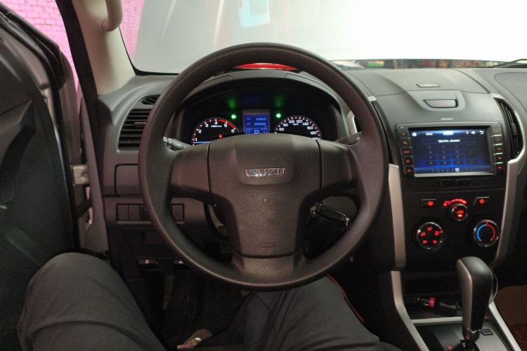 Used Isuzu D-MAX 2015 2.5T Two-Wheel Drive Automatic High-Performance Elite Version 4JK1 Steering Wheel