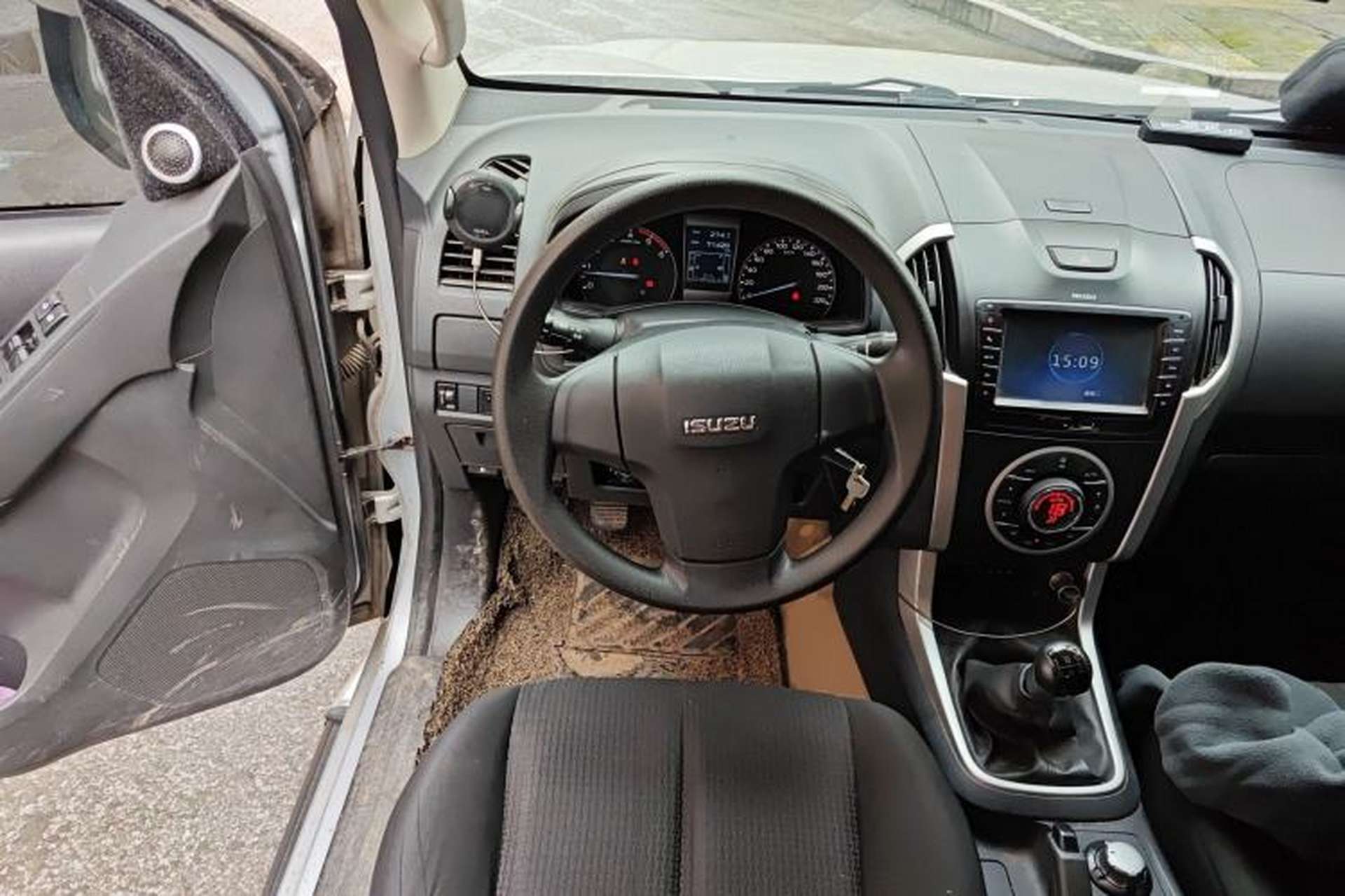 Used Isuzu D-MAX 2015 2.5T Four-Wheel Drive Manual Luxury Version 4JK1 Steering Wheel