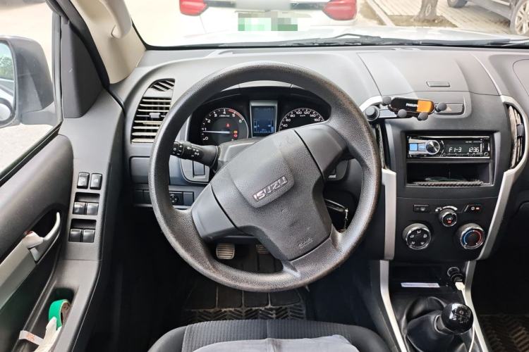 Used Isuzu D-MAX 2015 2.5T Two-Wheel Drive Manual High-Performance Base Version 4JK1 Steering Wheel