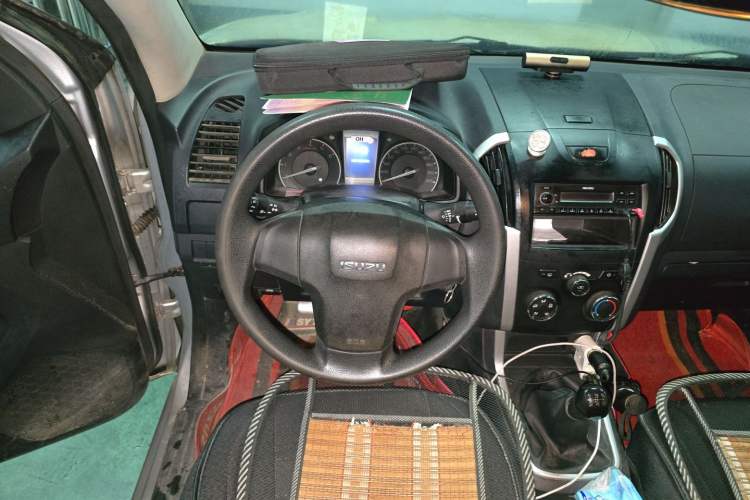 Used Isuzu D-MAX 2015 2.5T Two-Wheel Drive Manual Base Version 4JK1 Steering Wheel