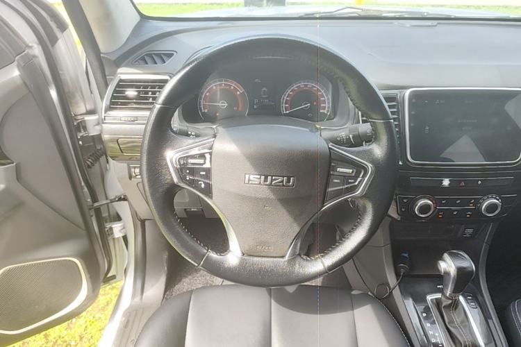 Used Isuzu D-MAX 2015 2.5T Two-Wheel Drive Automatic High-Performance Elite Version 4JK1 Steering Wheel