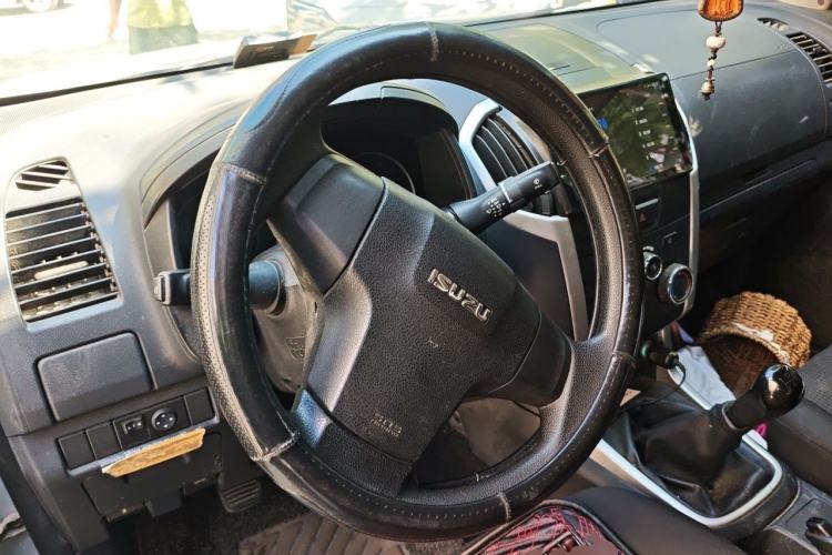 Used Isuzu D-MAX 2015 2.5T Two-Wheel Drive Manual High-Performance Base Version 4JK1 Steering Wheel
