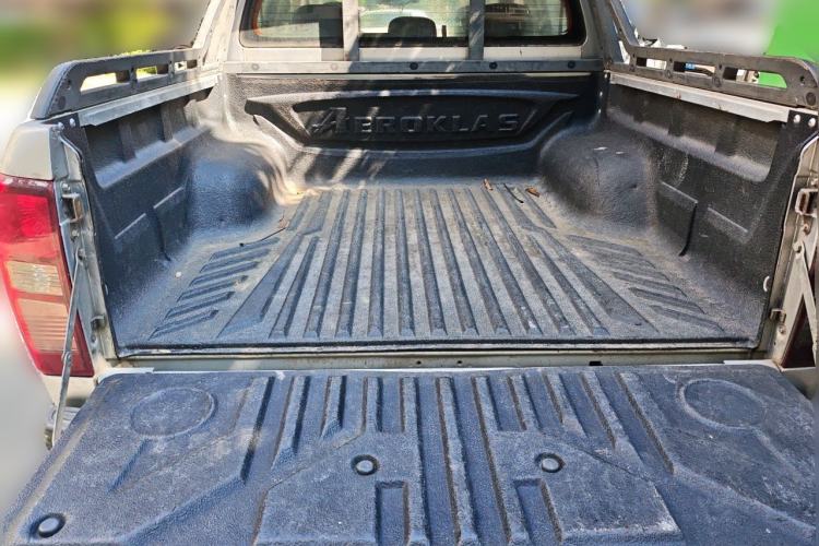 Used Isuzu D-MAX 2015 2.5T Two-Wheel Drive Manual High-Performance Base Version 4JK1 Trunk