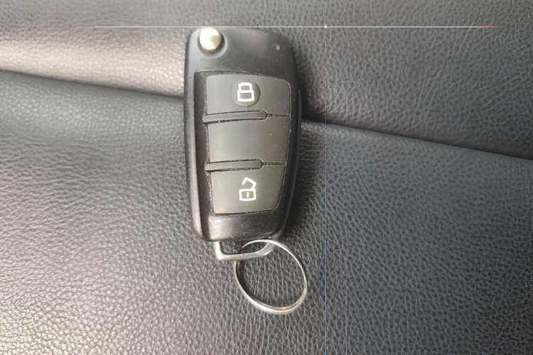 Used Isuzu D-MAX 2015 2.5T Two-Wheel Drive Automatic High-Performance Elite Version 4JK1 Vehicle Key