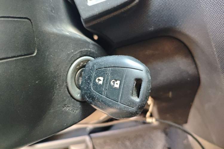Used Isuzu D-MAX 2015 2.5T Two-Wheel Drive Manual High-Performance Base Version 4JK1 Vehicle Key