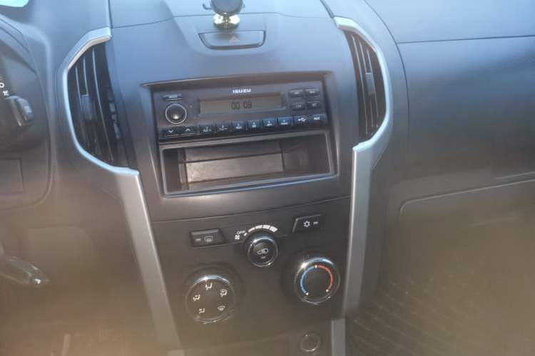 Used Isuzu D-MAX 2015 2.5T Two-Wheel Drive Manual High-Performance Base Version 4JK1 Audio And AC Panel