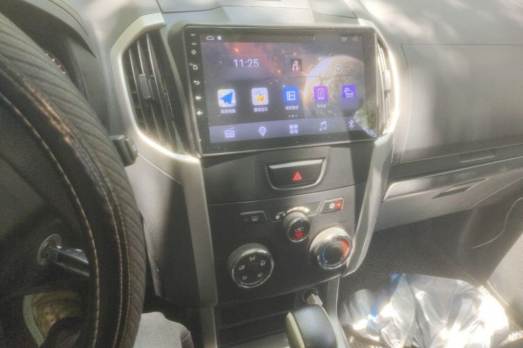 Used Isuzu D-MAX 2015 2.5T Two-Wheel Drive Automatic High-Performance Elite Version 4JK1 Audio And AC Panel