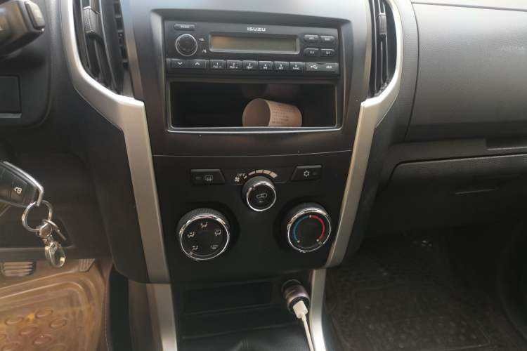 Used Isuzu D-MAX 2015 2.5T Two-Wheel Drive Manual High-Performance Base Version 4JK1 Audio And AC Panel