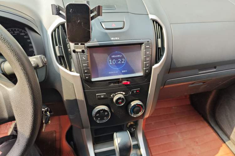 Used Isuzu D-MAX 2015 2.5T Two-Wheel Drive Automatic High-Performance Elite Version 4JK1 Audio And AC Panel