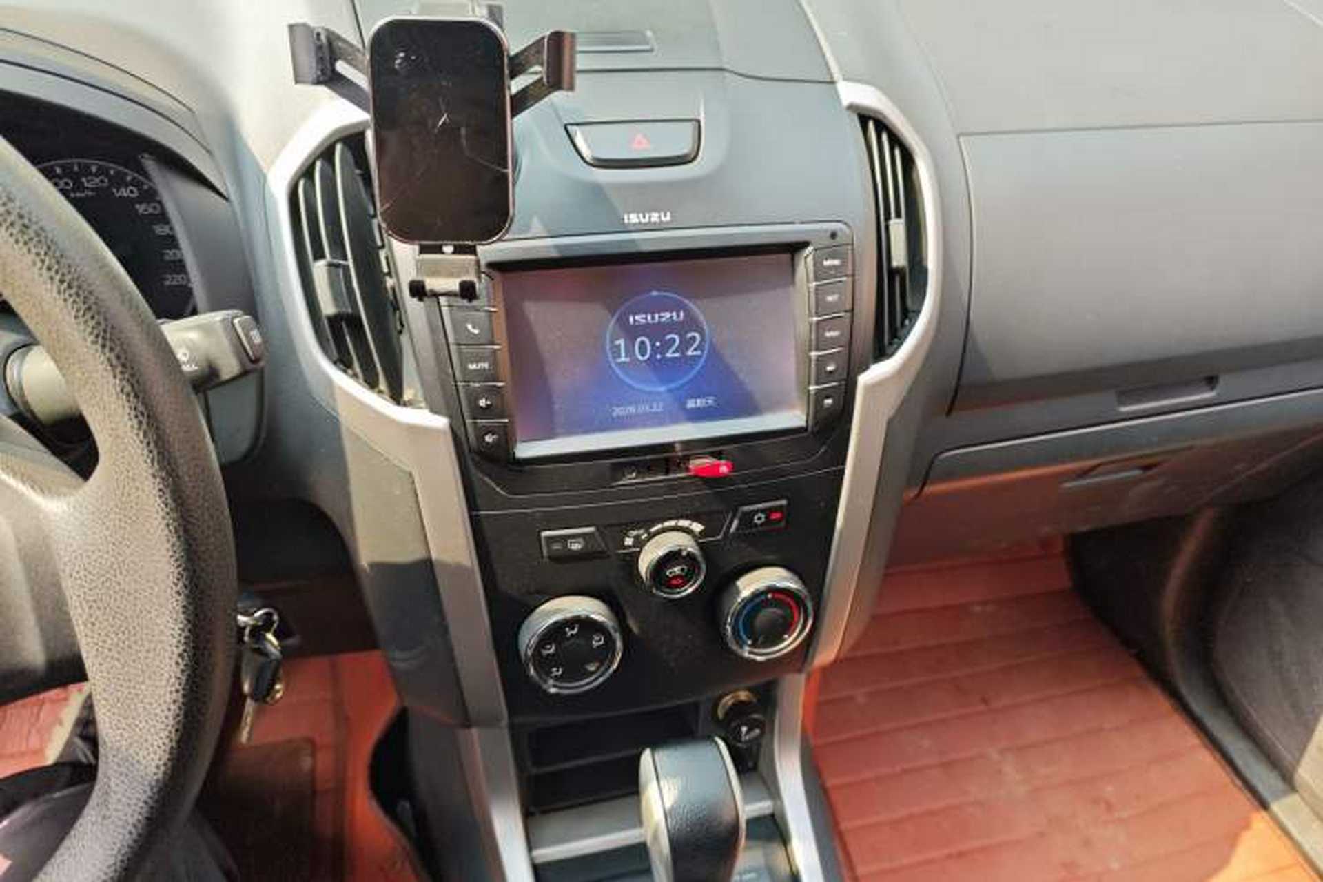 Used Isuzu D-MAX 2015 2.5T Two-Wheel Drive Automatic High-Performance Elite Version 4JK1 Audio And AC Panel
