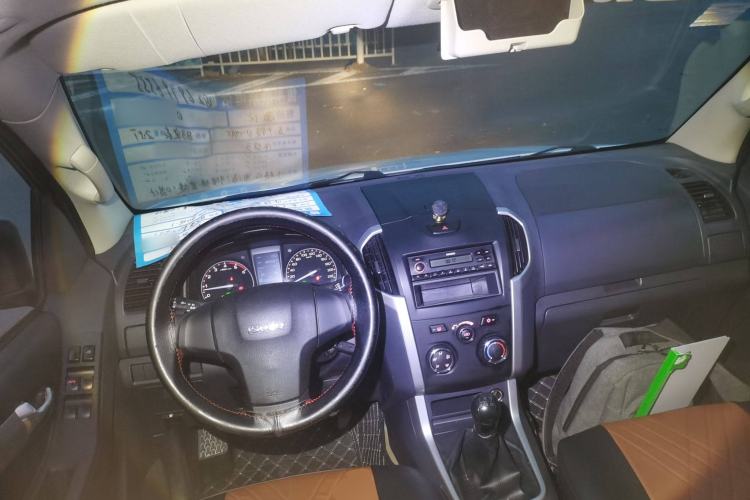 Used Isuzu D-MAX 2015 2.5T Two-Wheel Drive Manual High-Performance Base Version 4JK1 Center Console