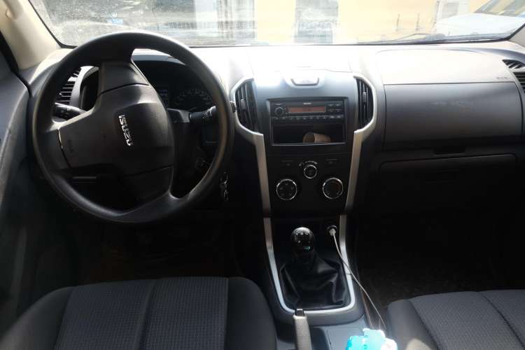 Used Isuzu D-MAX 2015 2.5T Two-Wheel Drive Manual High-Performance Base Version 4JK1 Center Console