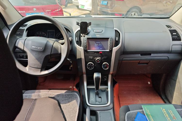 Used Isuzu D-MAX 2015 2.5T Two-Wheel Drive Automatic High-Performance Elite Version 4JK1 Center Console
