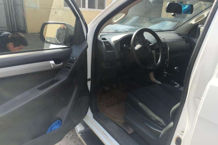 Used Isuzu D-MAX 2015 2.5T Two-Wheel Drive Manual High-Performance Base Version 4JK1 Driver Seat