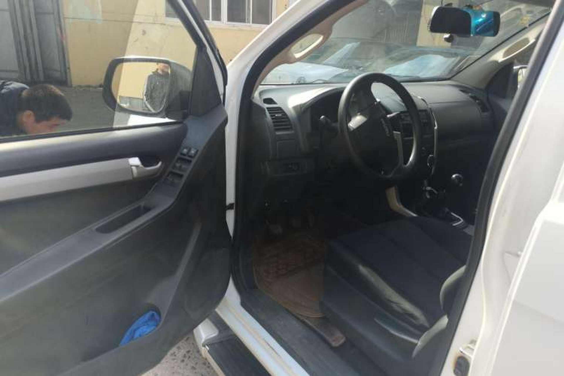 Used Isuzu D-MAX 2015 2.5T Two-Wheel Drive Manual High-Performance Base Version 4JK1 Driver Seat
