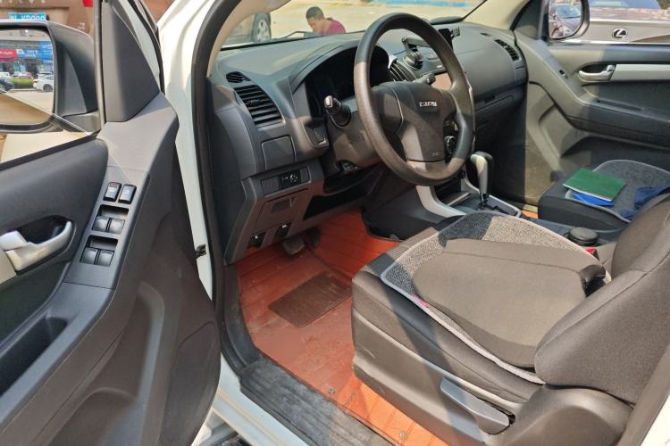 Used Isuzu D-MAX 2015 2.5T Two-Wheel Drive Automatic High-Performance Elite Version 4JK1 Driver Seat