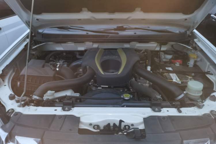Used Isuzu D-MAX 2015 2.5T Two-Wheel Drive Manual High-Performance Base Version 4JK1 Engine Bay