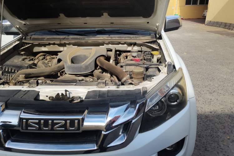 Used Isuzu D-MAX 2015 2.5T Two-Wheel Drive Manual High-Performance Base Version 4JK1 Engine Bay Left