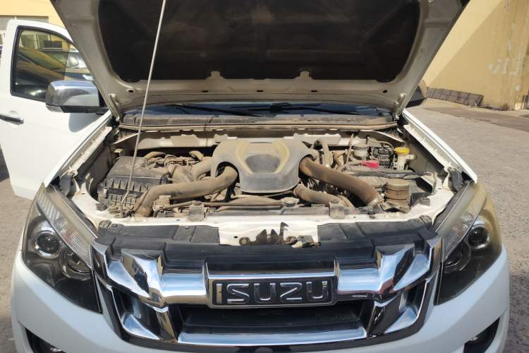 Used Isuzu D-MAX 2015 2.5T Two-Wheel Drive Manual High-Performance Base Version 4JK1 Engine Bay
